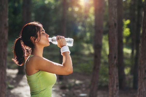 5 Kesalahan saat Minum Air Putih yang Berakibat Fatal Bagi Tubuh