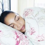 6 Alasan Jangan Tidur saat Rambut Masih Basah