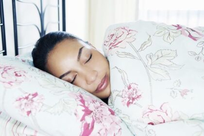 6 Alasan Jangan Tidur saat Rambut Masih Basah