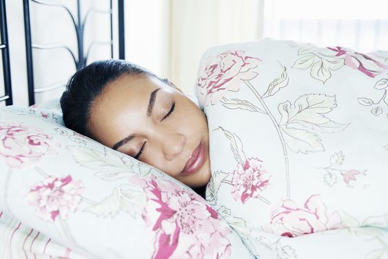 6 Alasan Jangan Tidur saat Rambut Masih Basah