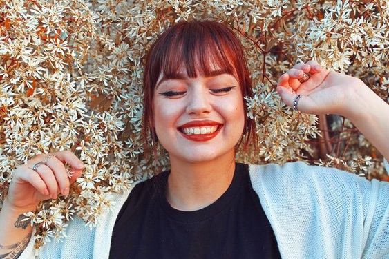 5 Tanda Kamu Pura-Pura Bahagia, Berhenti Bohongi Diri Sendiri