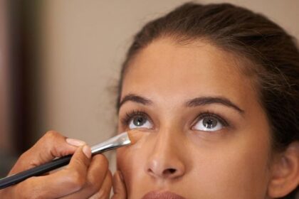5 Rekomendasi Foundation Favorit Para MUA, Tahan Seharian!