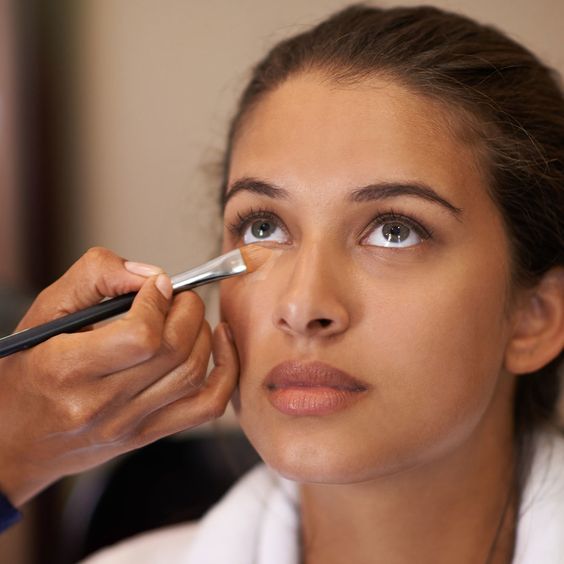 5 Rekomendasi Foundation Favorit Para MUA, Tahan Seharian!