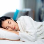 6 Fakta dan Alasan Sebaiknya Melepas Bra Saat Tidur