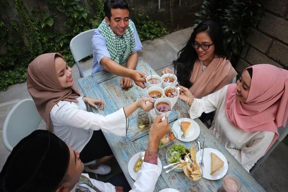 5 Cara Berbuka Puasa yang Sehat, Bikin Badan Tetap Ideal