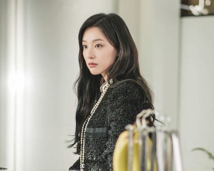 7 Gaya Memukau Kim Ji Won Anak Konglomerat di Queen of Tears