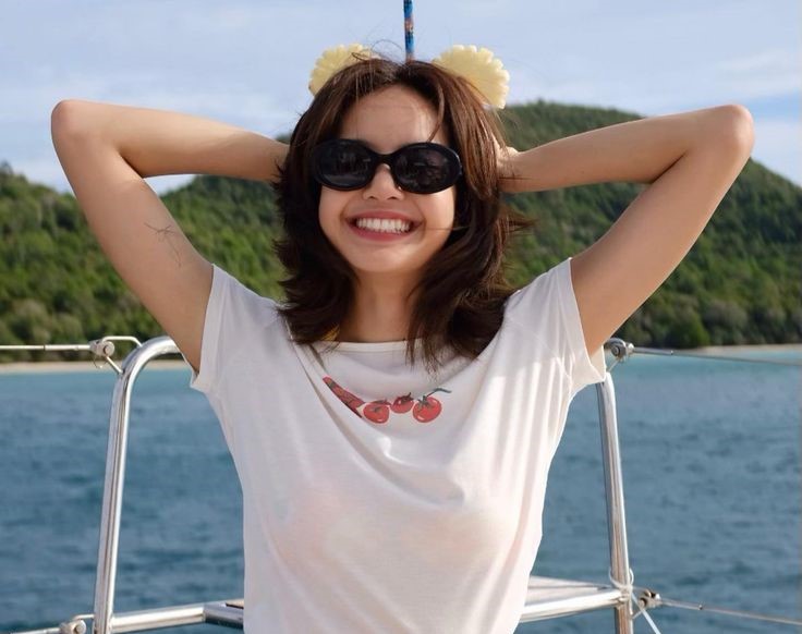 Inspirasi Outfit Liburan ke Pantai dari Para Selebriti Korea!