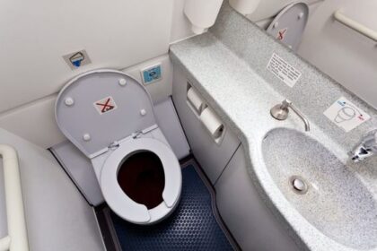 Cara Kerja Toilet di Pesawat Terbang, Tidak Pakai Air!