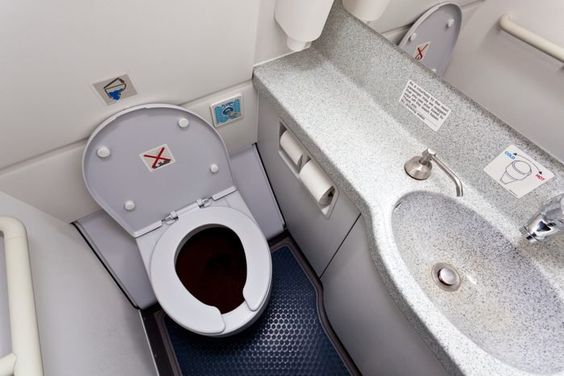 Cara Kerja Toilet di Pesawat Terbang, Tidak Pakai Air!