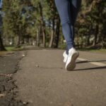 7 Manfaat Jalan Kaki Sore Bagi Kesehatan, Yuk Mulai Lakukan!
