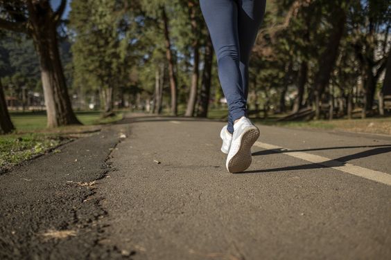 7 Manfaat Jalan Kaki Sore Bagi Kesehatan, Yuk Mulai Lakukan!
