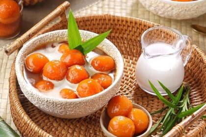 Mengapa Kolak Selalu Menggunakan Santan dan Gula Merah?