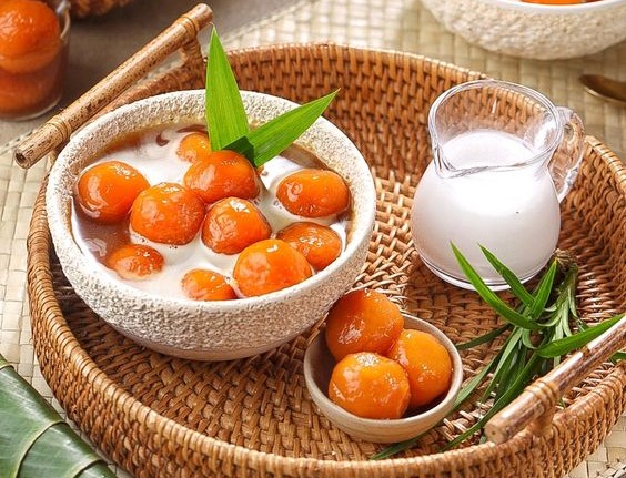Mengapa Kolak Selalu Menggunakan Santan dan Gula Merah?