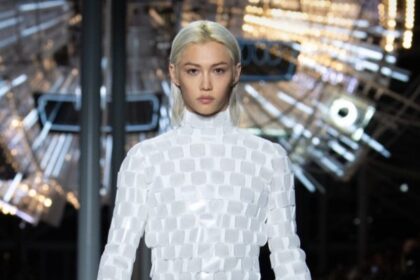 Pesona Felix 'Stray Kids' Jadi Model Runway Louis Vuitton