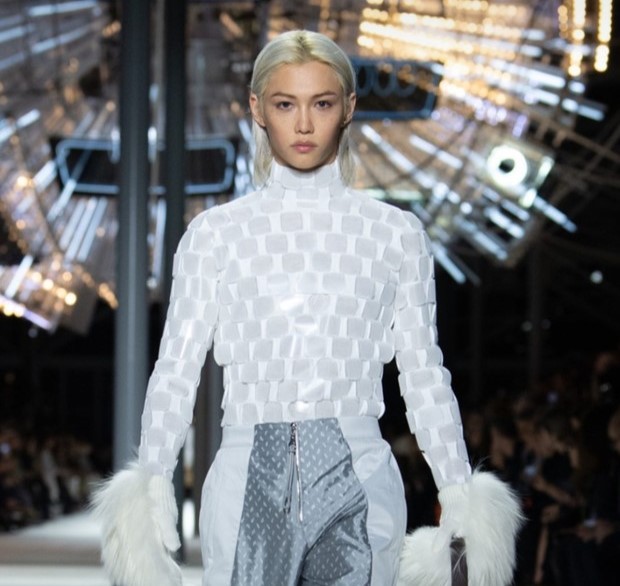 Pesona Felix 'Stray Kids' Jadi Model Runway Louis Vuitton