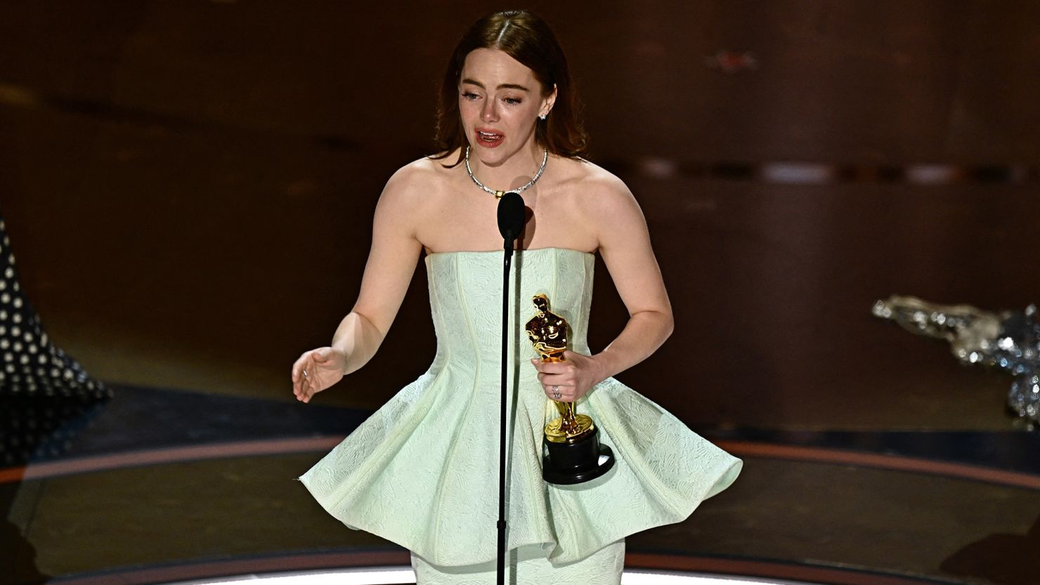 Louis Vuitton Mendapat Serangan Imbas Gaun Emma Stone Rusak