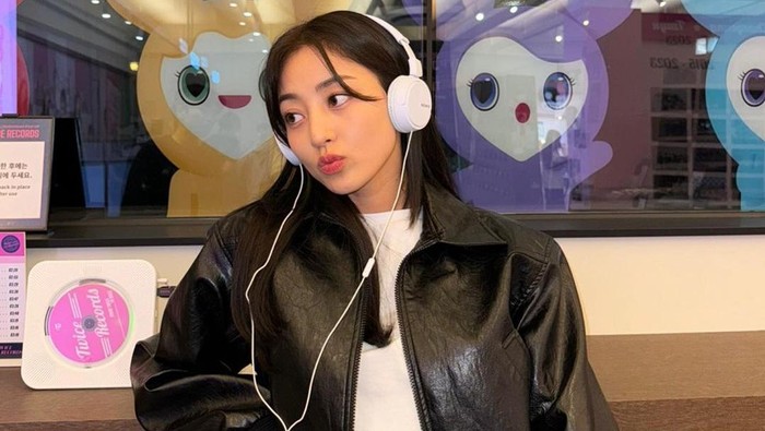 Inspirasi Outfit Sporty yang Fashionable dari Jihyo TWICE