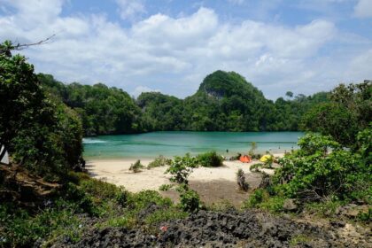 Mengenal Pulau Sempu, Pulau Eksotis di Malang yang Terlarang!