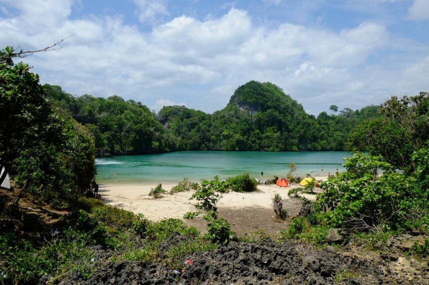 Mengenal Pulau Sempu, Pulau Eksotis di Malang yang Terlarang!