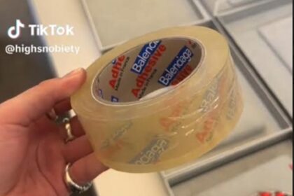 Gelang Agak Lain Balenciaga Persis Lakban Seharga Rp50 Jutaan