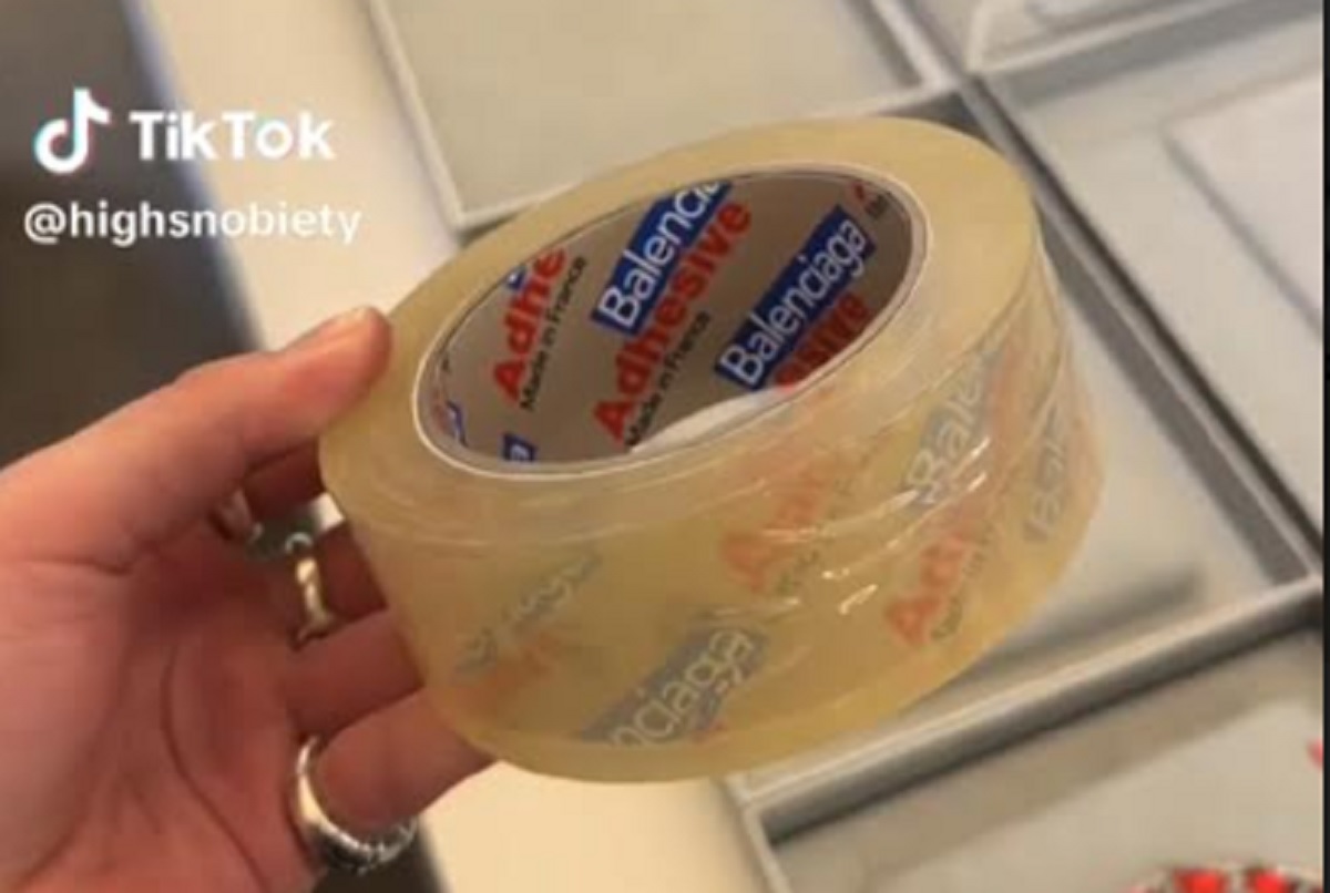 Gelang Agak Lain Balenciaga Persis Lakban Seharga Rp50 Jutaan