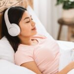 6 Bahaya Tidur sambil Mendengarkan Earphone