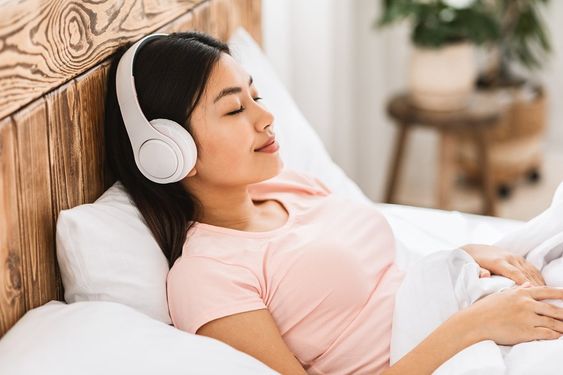 6 Bahaya Tidur sambil Mendengarkan Earphone