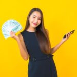 Cara Unik Zodiak Menghabiskan THR