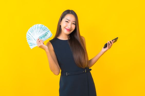 Cara Unik Zodiak Menghabiskan THR