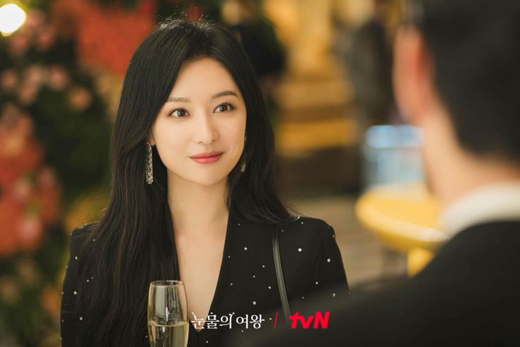 Trik Outfit Stylish ala Kim Ji Won di Queen of Tears