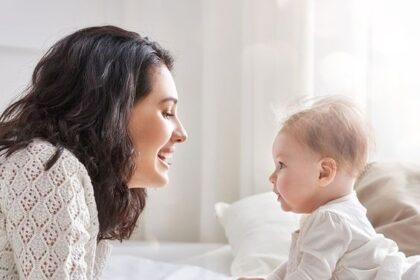 5 Bahaya Sentuh dan Cium Bayi Sembarangan, Wajib Tahu!