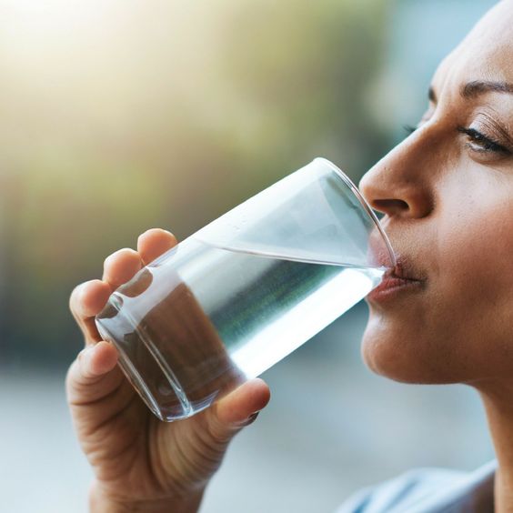 6 Kebiasaan Minum yang Bisa Bikin Kamu Cepat Tua