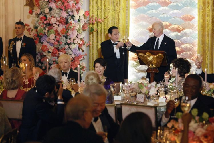 Sederet Outfit Glamor di Makan Malam Kenegaraan AS-Jepang