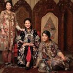 Inspirasi Outfit Tradisional Ibu-Anak, Simple dan Tetap Kompak!