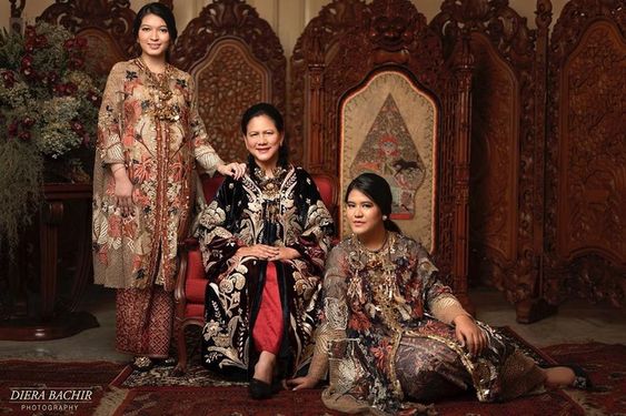 Inspirasi Outfit Tradisional Ibu-Anak, Simple dan Tetap Kompak!