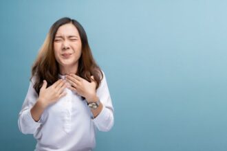 7 Cara Meredakan Radang Tenggorokan Secara Alami