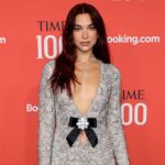 Dua Lipa Tampilkan Gaun Bersinar di Red Carpet Time100 Gala