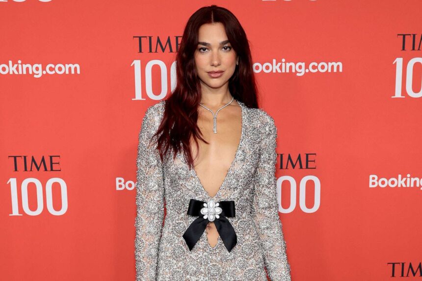 Dua Lipa Tampilkan Gaun Bersinar di Red Carpet Time100 Gala