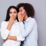Bergosip Tak Selamanya Buruk, Ini Penjelasan Psikologi!