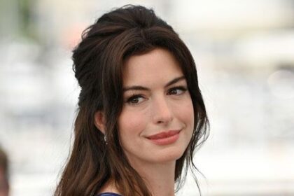 Anne Hathaway & Cillian Murphy Tampil "Menyala" di Versace
