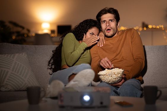 Alasan Orang Indonesia Suka Nonton Film Horor Walau Takut