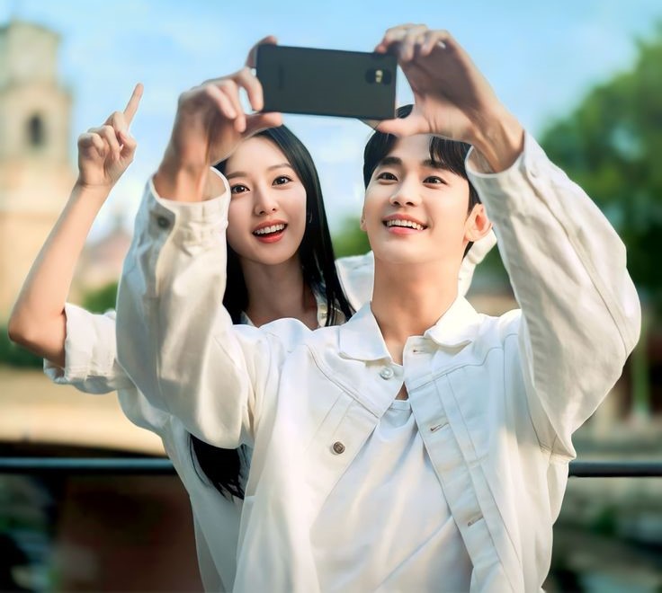 4 Pasangan Kim Soo Hyun di Drakor yang Bikin Baper!