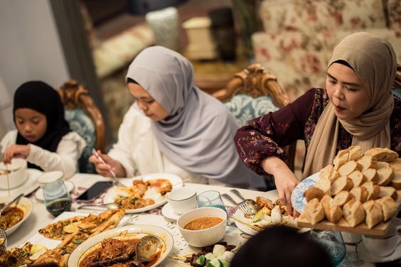 Fakta di Balik Penyebab Perut Cepat Kenyang Saat Berbuka