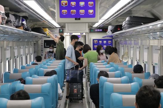 6 Kesalahan Saat Naik Kereta Api, Mengganggu Penumpang Lain!