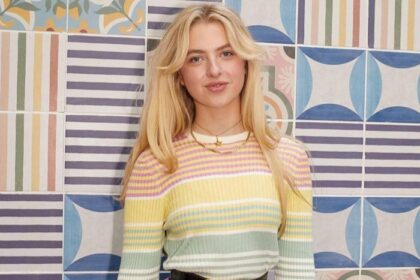 Gaya Model Anais Gallagher, Terlihat Kasual Namun Fashionable