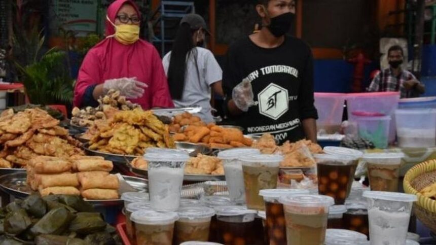 5 Momen 'Ramadan Core' Bikin Puasa Seru, Ada "War" Takjil!