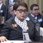 Cara Modis Menlu Retno Marsudi Styling Syal Kufiya
