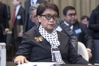 Cara Modis Menlu Retno Marsudi Styling Syal Kufiya
