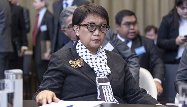 Cara Modis Menlu Retno Marsudi Styling Syal Kufiya