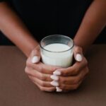 5 Manfaat Minum Susu Sebelum Tidur untuk Orang Dewasa